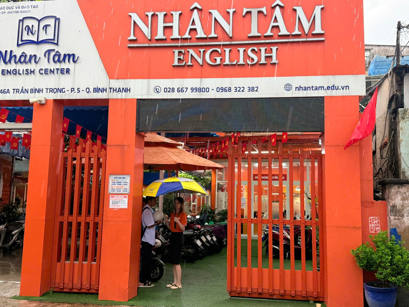 ☂️ DÙ MƯA HAY NẮNG, GNP LUÔN YÊU THƯƠNG VÀ CHỞ CHE BƯỚC CHÂN ĐẾN LỚP